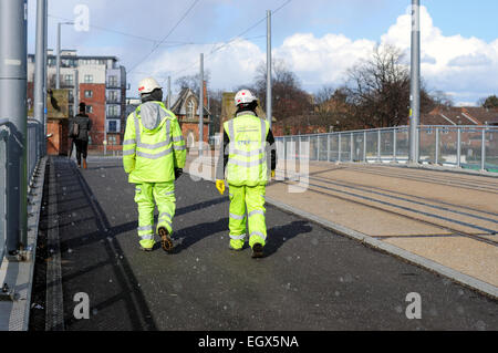 Nottingham, UK: 03 marzo 2015. Fase due test diurna si estende lungo la linea di Clifton a Compton Acres .NET stanno attualmente utilizzando il nuovo 'piattaforme Citadis' tram , nessuna data è stata annunciata per la fase due linea per essere aperta .Tram lavoratori cross Wilford ponte durante la tempesta di grandine. Credito: IFIMAGE/Alamy Live News Foto Stock