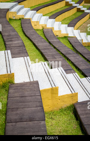 La curvatura di linee grigie su erba, attraversata da passaggi Foto Stock