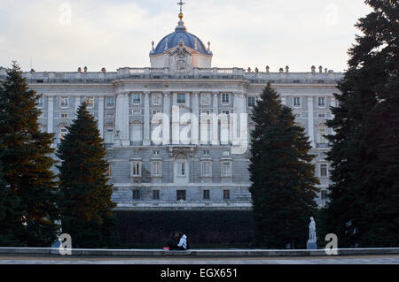 Il Palazzo Reale di Madrid, vista da Giardini Sabatini. Foto Stock