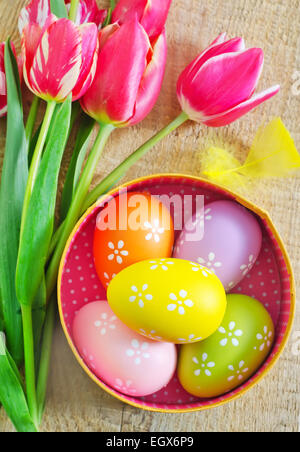 Uova di Pasqua nel box e su un tavolo Foto Stock