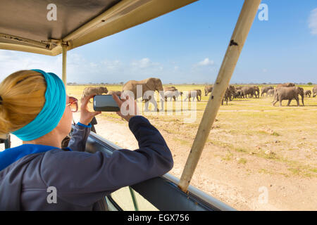 Donna sulla natura africana safari. Foto Stock