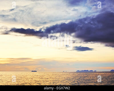 Bellissimo tramonto sul mare calmo, koh Lanta, Thailandia Foto Stock