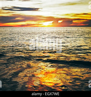 Bellissimo tramonto sul mare, koh Lanta, Thailandia Foto Stock