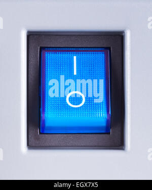 Alimentazione blu pulsante interruttore acceso, close up Foto Stock