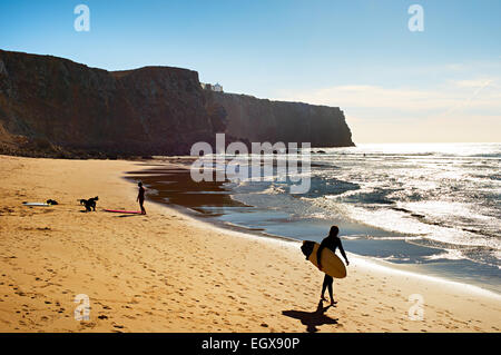 Surfer sulla spiaggia nella giornata del sole. Portogallo