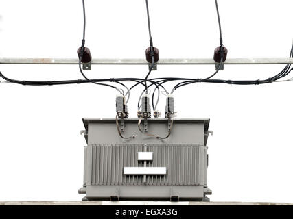 Isolato trasformatore elettrico su sfondo bianco Foto Stock
