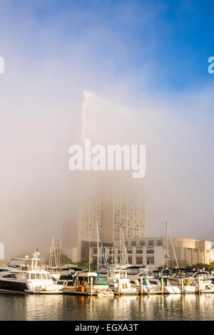 La nebbia che copre parzialmente un edificio al Embarcadero Marina Park. San Diego, California, Stati Uniti. Foto Stock