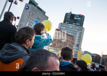 Lubiana, Slovenia. 03 Mar, 2015. Manifestazioni di protesta contro la modifica del codice della famiglia nella legislazione slovena organizzato dalla cosiddetta Coalizione per i bambini in piazza della Repubblica davanti al palazzo del parlamento di Ljubljana. Credito: Nejc Trpin/Alamy Live News Foto Stock