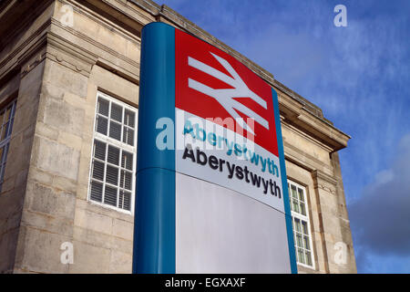 Aberystwyth, Wales, Regno Unito. 03 Mar, 2015. Il rinnovo di Aberystwyth stazione ferroviaria, originariamente parte della Great Western Railway, ottiene il tocco finale con una nuova stazione segno dando il nome della stazione bilingually in entrambe il gallese e inglese. Credito: John Gilbey/Alamy Live News Foto Stock