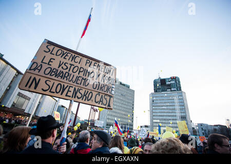 Manifestazioni di protesta contro la modifica del codice della famiglia nella legislazione slovena organizzato dalla cosiddetta Coalizione per i bambini in piazza della Repubblica davanti al palazzo del parlamento di Ljubljana. Foto Stock