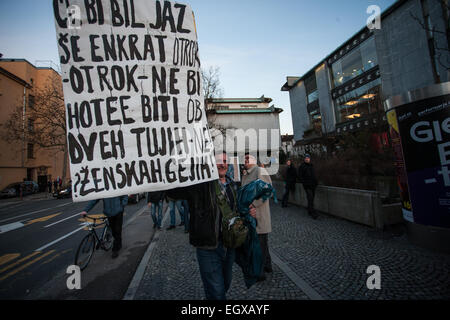 Manifestazioni di protesta contro la modifica del codice della famiglia nella legislazione slovena organizzato dalla cosiddetta Coalizione per i bambini in piazza della Repubblica davanti al palazzo del parlamento di Ljubljana. Foto Stock