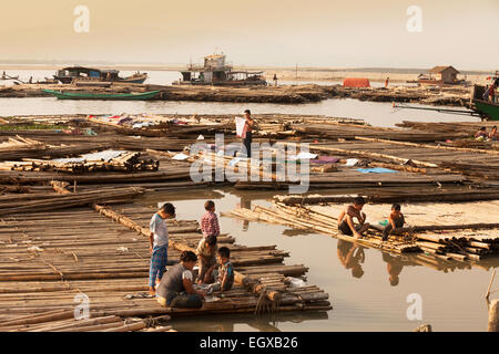 La popolazione locale e le famiglie di lavaggio e di mangiare dal fiume Irrawaddy ( Fiume Ayeyarwady ), Mandalay Myanmar ( Birmania ), Asia Foto Stock