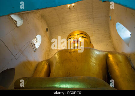 Grande statua di Buddha nel tempio di Ananda. Foto Stock