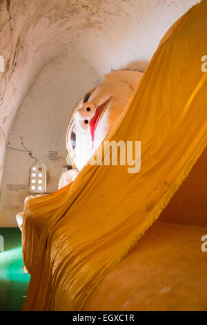 Buddha reclinato a Pagoda Manuha, Bagan, Myanmar. Foto Stock