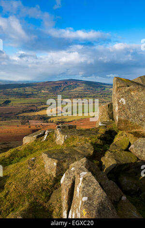Cercando di Brown Clee Hill da Titterstone Clee Hill, South Shropshire, Inghilterra. Foto Stock