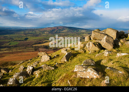 Cercando di Brown Clee Hill da Titterstone Clee Hill, South Shropshire, Inghilterra. Foto Stock