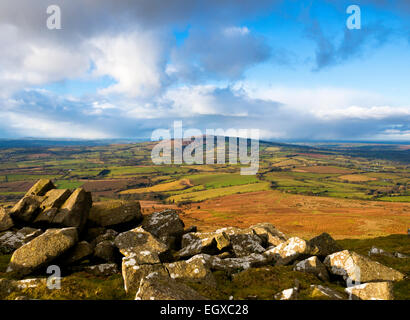 Cercando di Brown Clee Hill da Titterstone Clee Hill, South Shropshire, Inghilterra. Foto Stock