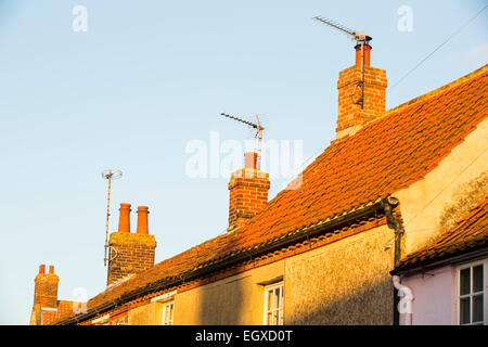 Il tetto e ciminiere su vecchi casolari Cley, Norfolk, Regno Unito. Foto Stock