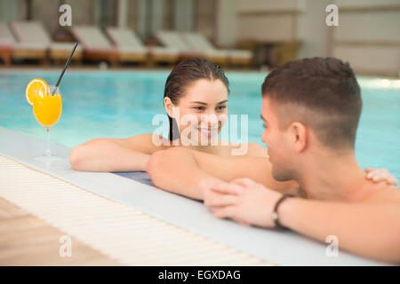 Coppia giovane rilassante in piscina Foto Stock