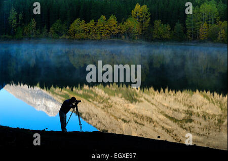 Riflessioni di montagna in stagno a cuneo con il fotografo silhouette Kananaskis Alberta Canada Foto Stock