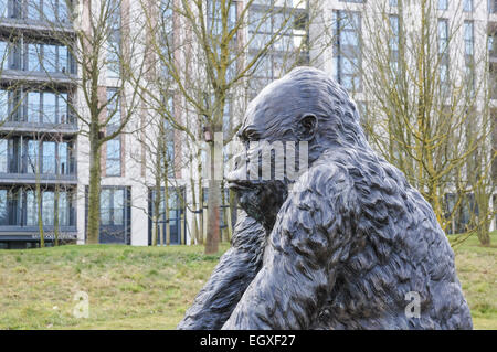 Scultura di gorilla a East Village London development Stratford E20 Londra Inghilterra Regno Unito Regno Unito Foto Stock