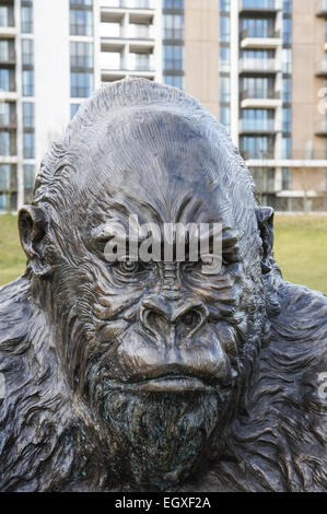 Scultura di gorilla a East Village London development Stratford E20 Londra Inghilterra Regno Unito Regno Unito Foto Stock