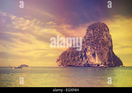 Retro vintage stile immagine filtrata di un'isola al tramonto. Foto Stock