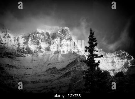 Prima luce sulla montagna che circonda il Lago Moraine con neve fresca. Il Parco Nazionale di Banff, Alberta, Canada Foto Stock