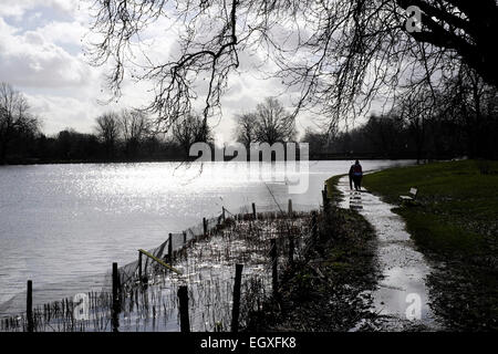 Un paio in silhouette a piedi da Hamstead stagni, Londra Foto Stock