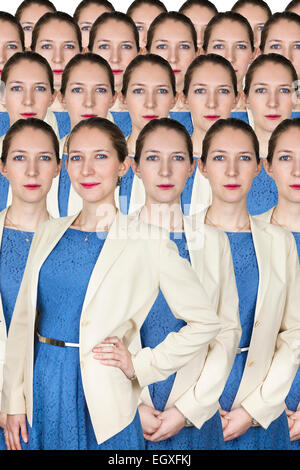 Business donna si distingue dalla folla che indossa vestito blu e giacca gialla Foto Stock