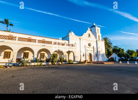 La missione di San Luis Rey de Francia (fondata nel 1798) illuminata dal sole nascente. Oceanside, California, Stati Uniti. Foto Stock