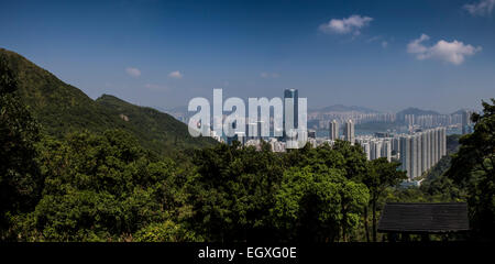 Una vista sul Tai Koo Shing presi da un country park sull isola di Hong Kong che si affaccia sul porto di Kowloon e in un giorno chiaro Foto Stock