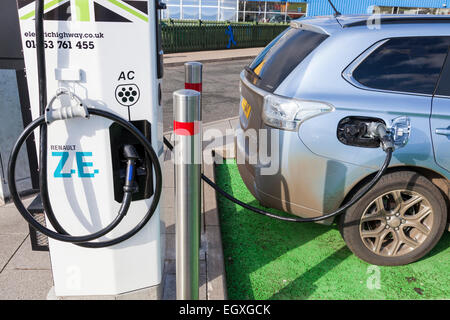 Auto elettrica punto di carica, Nottinghamshire, England, Regno Unito Foto Stock