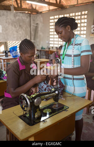 La cucitura e la formazione professionale classe - Dar es Salaam, Tanzania Foto Stock