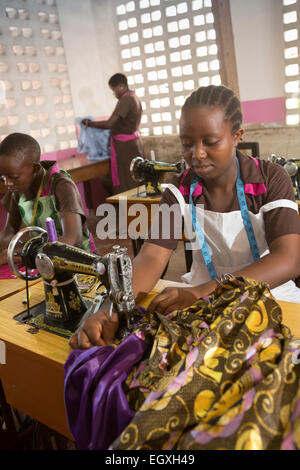 La cucitura e la formazione professionale classe - Dar es Salaam, Tanzania Foto Stock