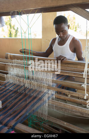 Laboratorio di tessitura - Dar es Salaam, Tanzania Africa orientale Foto Stock