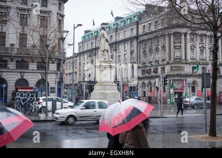 Dublino è O'Connell street sotto la pioggia di domenica Foto Stock