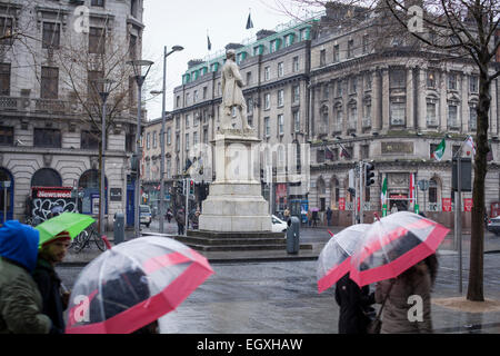 Dublino è O'Connell street sotto la pioggia di domenica Foto Stock