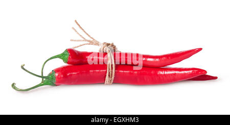 Peperoncino rosso legato con una corda isolato su sfondo bianco Foto Stock