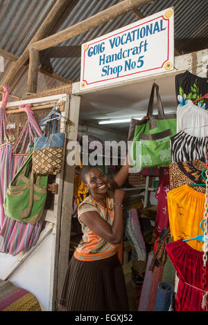 Sacchetti fatti a mano sul display in un laboratorio artigianale e negozio di vendita al dettaglio a Dar es Salaam, Tanazania, Africa orientale. Foto Stock