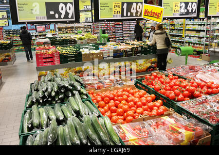 MEPPEN, Germania - Febbraio 2015: Frutta e verdura sul reparto fresco di un ipermercato Kaufland. Foto Stock