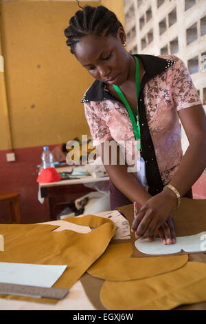 Design artigiani fatti a mano sacchetti in un workshop a Dar es Salaam, Tanzania Africa Orientale. Foto Stock