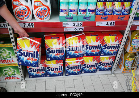 Germania - Febbraio 2015: Sunil a detergenti per la pulizia di indumenti a Unilever brand in un ipermercato Kaufland in Germania Foto Stock