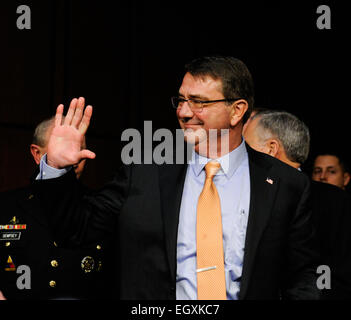 Washington, DC, Stati Uniti d'America. 3 Mar, 2015. Stati Uniti Il Segretario della Difesa Ashton Carter entra a testimoniare davanti a un senato di servizi armati audizione del Comitato per la difesa di richiesta di autorizzazione per l'anno fiscale 2016 e il futuro programma di difesa sul Campidoglio di Washington, DC, capitale degli Stati Uniti, 3 marzo 2015. Credito: Bao Dandan/Xinhua/Alamy Live News Foto Stock