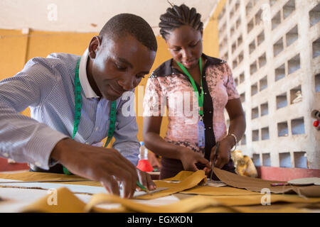 Design artigiani fatti a mano sacchetti in un workshop a Dar es Salaam, Tanzania Africa Orientale. Foto Stock