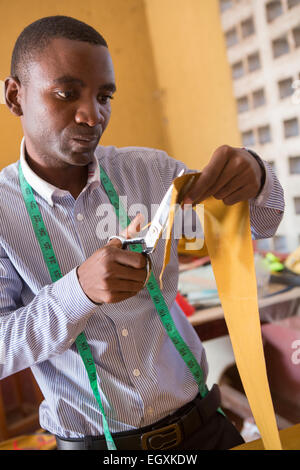 Design artigiani fatti a mano sacchetti in un workshop a Dar es Salaam, Tanzania Africa Orientale. Foto Stock