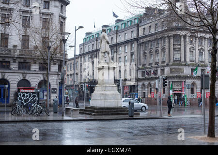 Dublino è O'Connell street sotto la pioggia di domenica Foto Stock