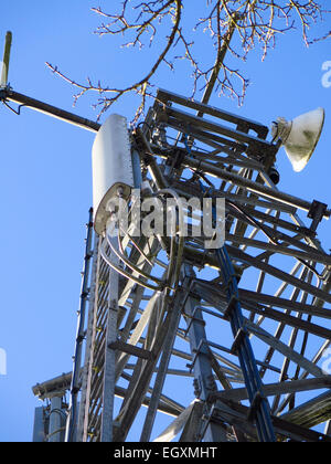 Telefono cellulare in prossimità del montante dal basso Foto Stock