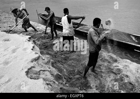 Sabbia colombiano minatori caricare la sabbia in una barca sulla riva del fiume Magdalena in Puerto Berrío, Colombia. Foto Stock