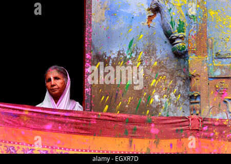 Ashram, Vrindavan, India. 03 Mar, 2015. Una vedova si erge a loro la porta della stanza a guardare il Holi celebrazione martedì al secolo vecchio 'Pagal Baba Ashram' in Vrindavan, India. È probabilmente la prima volta quando le vedove da Varanasi uniscono le loro sorelle in Vrindavan per celebrare la festa di colori, la rottura di una secolare tradizione indù, una release emesse dalle ONG Sulabh International ha detto. © Shashi Sharma/Pacific Press/Alamy Live News Credito: PACIFIC PRESS/Alamy Live News Foto Stock